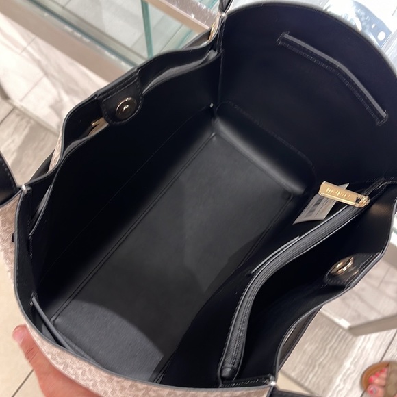 MICHAEL KORS
Reed Large Logo Shoulder Tote Bag
Vanilla/Black
Style# 35S3G6RT3B - Picture 5 of 16